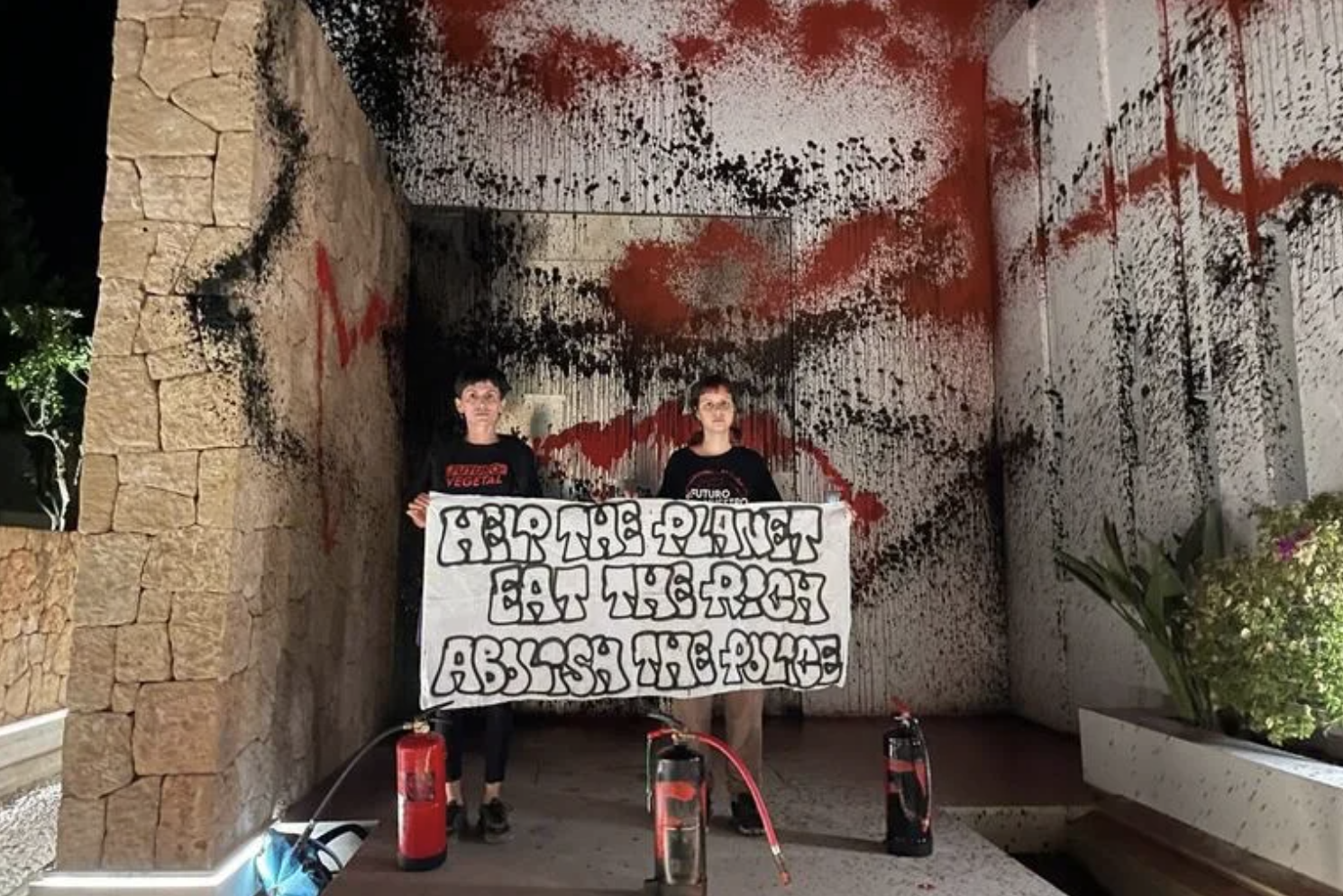Ibiza: activistas climáticos tiñen de rojo y negro la mansión de Messi